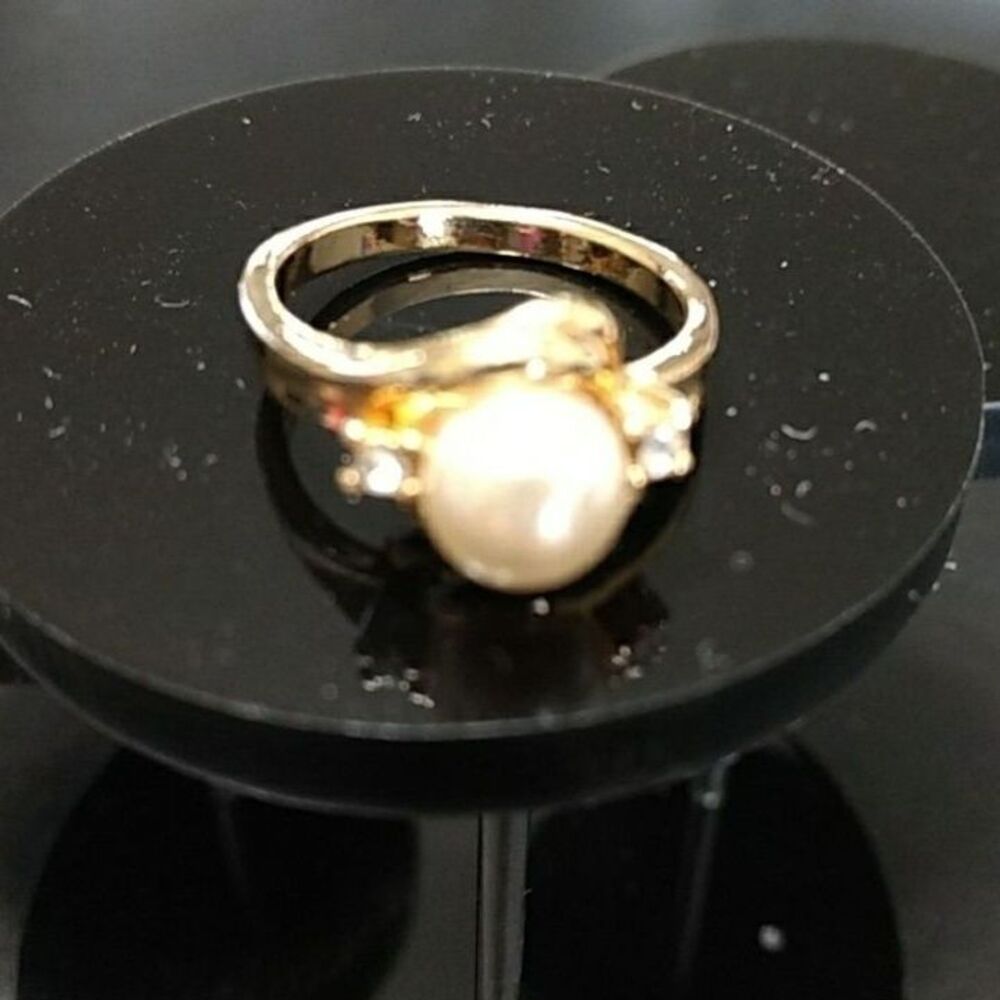 Gold tone fashion ring Size 8 faux pearl rhinestone